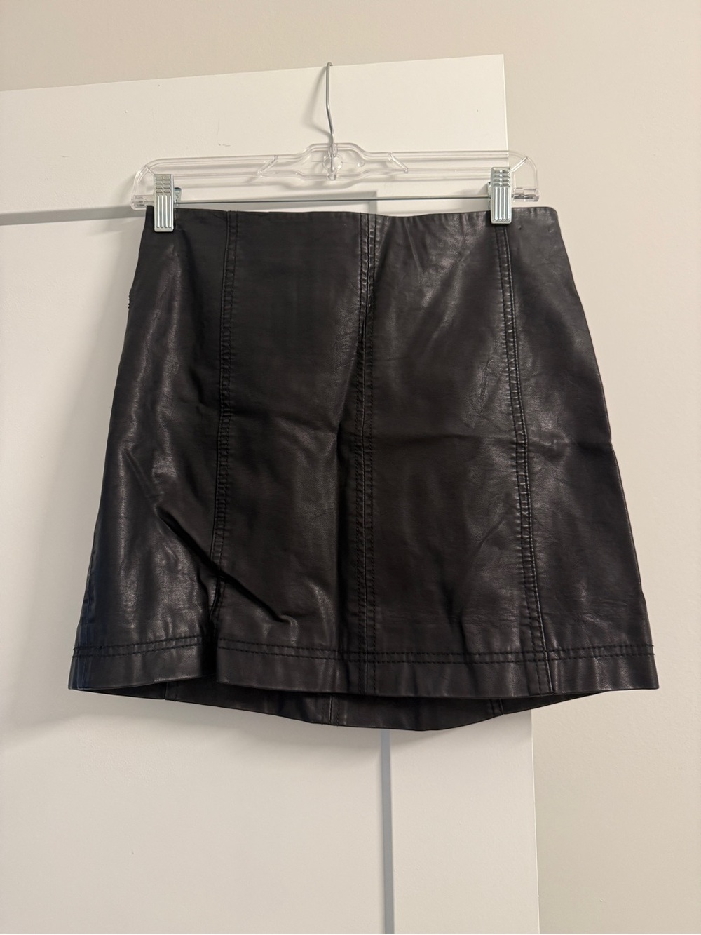 FREE PEOPLE BLACK FAUX LEATHER MINI SKIRT, SIZE 8